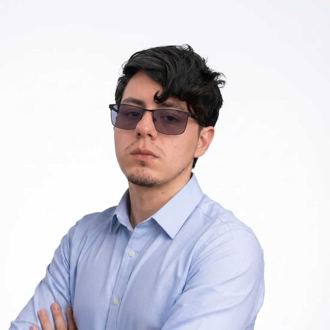 Alexis, ingeniero de software de Dokipu, con gesto serio, foto de estudio